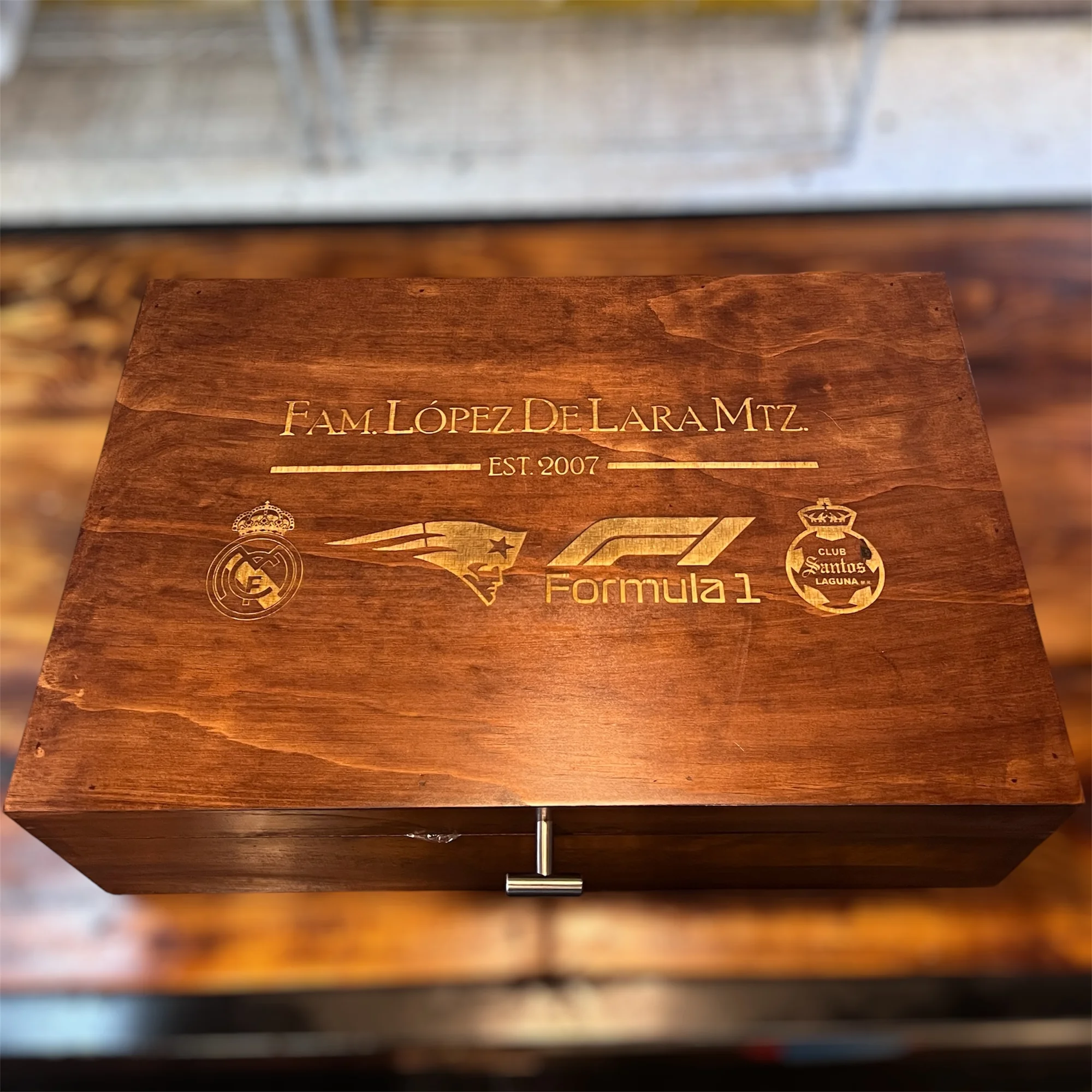Caja de madera oscura con grabado láser personalizado: 