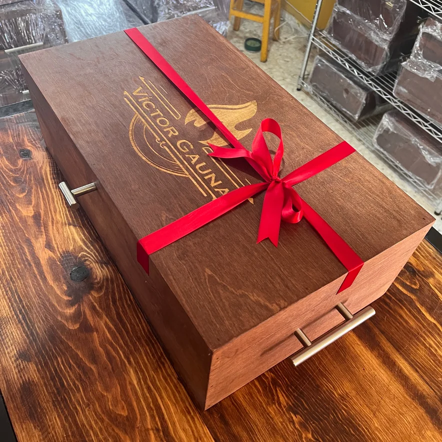 Caja de madera oscura con el nombre 