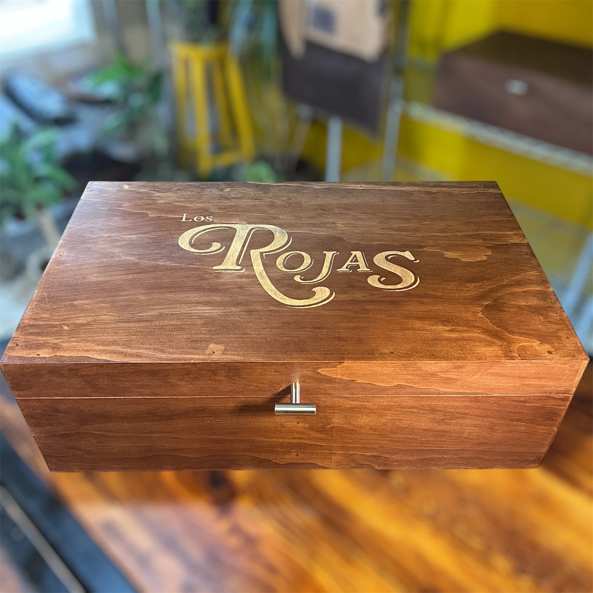 Caja de madera oscura con el texto 