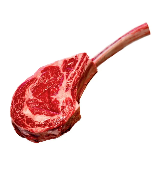 Corte de carne Tomahawk crudo con hueso largo, marmoleado de grasa blanca y carne roja