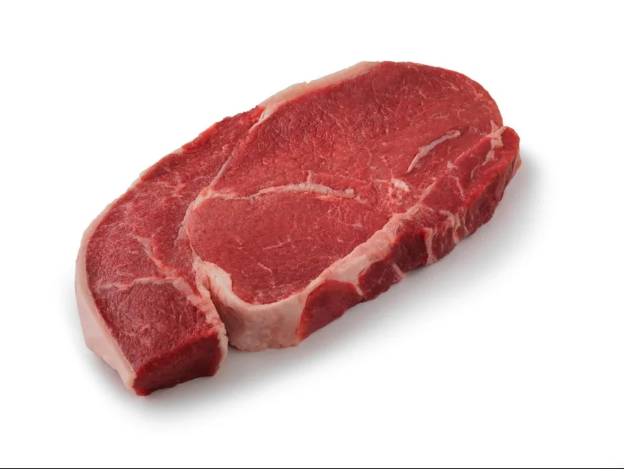 Corte de carne cruda de res con grasa blanca en los bordes, sobre un fondo blanco