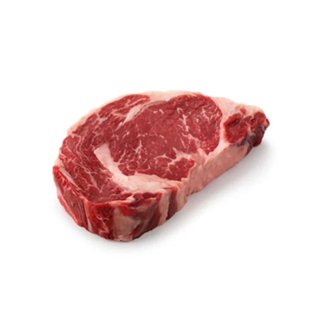 Corte de carne rib eye crudo con marmoleado de grasa blanca sobre fondo blanco