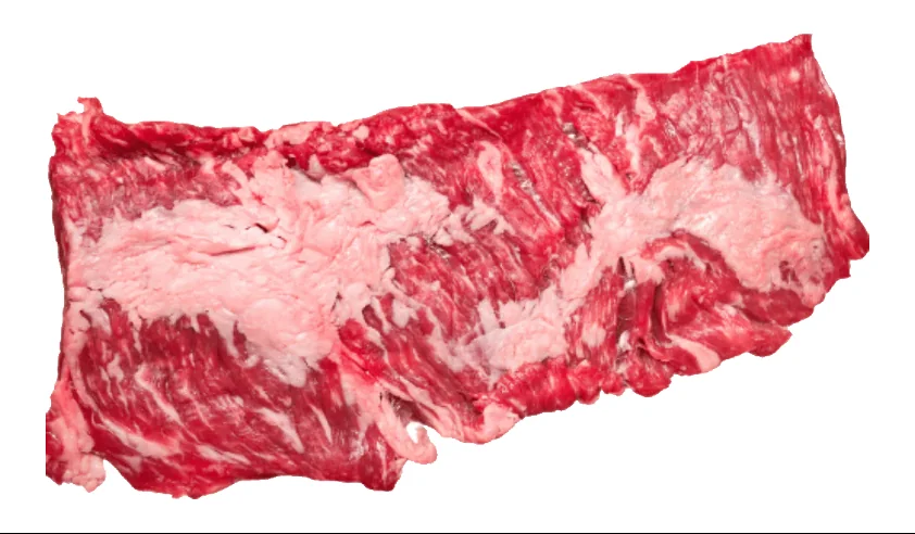 Corte de arrachera cruda con vetas de grasa blanca y carne roja, sobre un fondo blanco