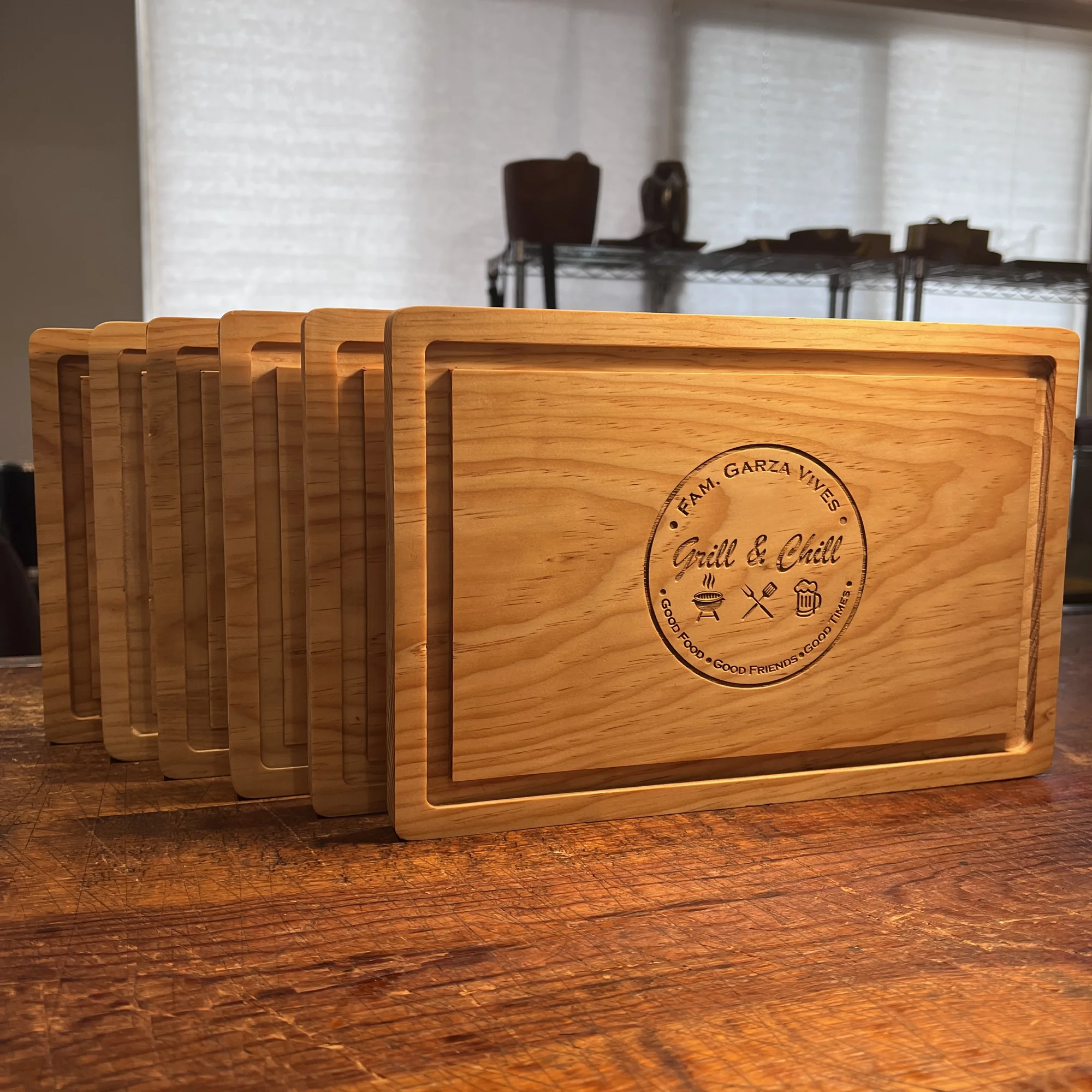 Tablas de madera clara apiladas, una con grabado circular 