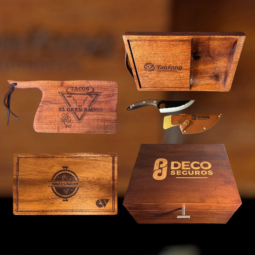 Varias tablas de madera con grabados personalizados y un cuchillo con funda de piel, mostrando artesanía en madera
